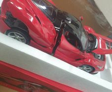 1.18 Die.cast Model La. Ferrari.