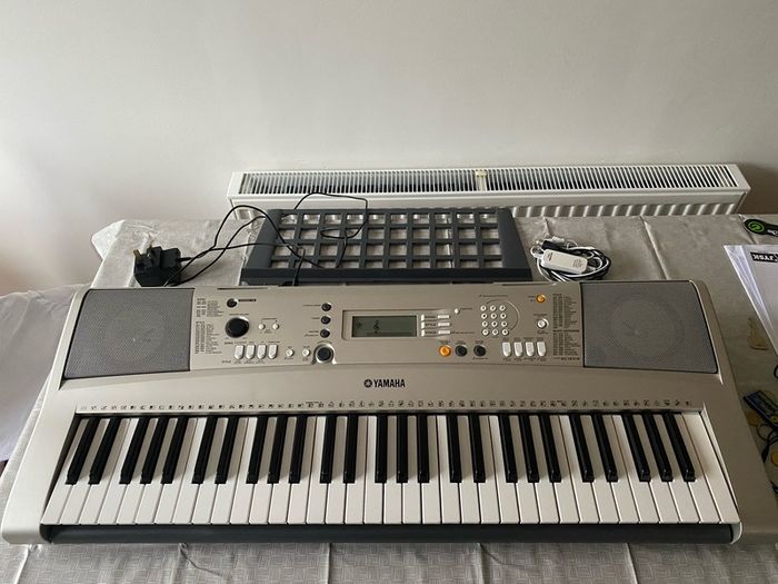 Yamaha PSR-E313 Portatone 61-Key Digital Keyboard with Padded Gig Bag