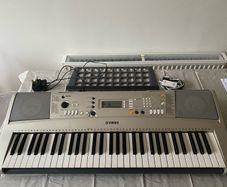 Yamaha PSR-E313 Portatone 61-Key Digital Keyboard with Padded Gig Bag
