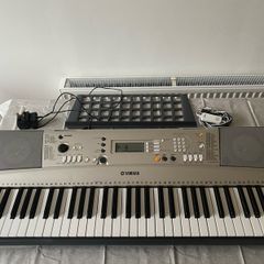 Yamaha PSR-E313 Portatone 61-Key Digital Keyboard with Padded Gig Bag