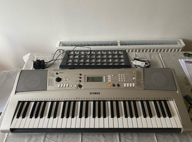 Yamaha PSR-E313 Portatone 61-Key Digital Keyboard with Padded Gig Bag