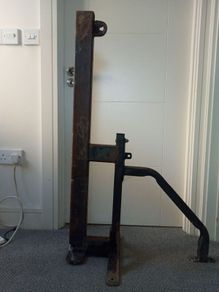 Heavy bag bracket