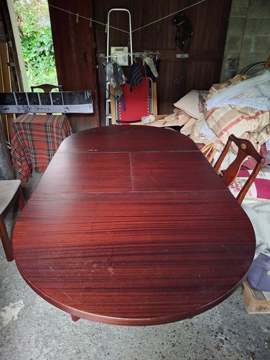 Extendable dining table and chairs
