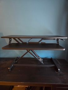 Hydraulic sitting/standing desk