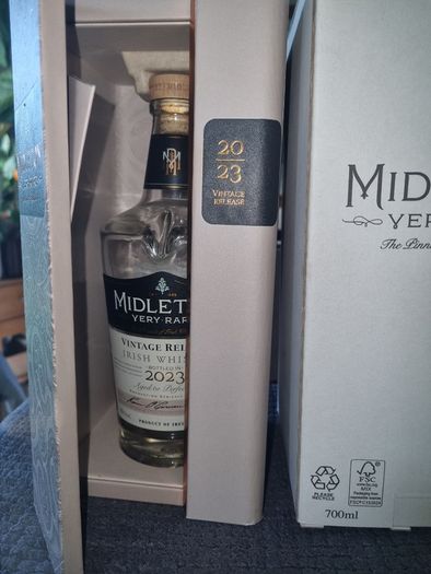 The bottle and packaging of the exclusive Irish whiskey Midleton Very Rare Vintage Release 2023.