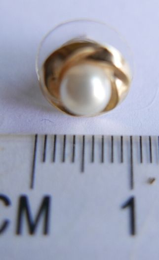 Vintage Solid 9ct Yellow Gold 375 Pearl Earrings.  08g.