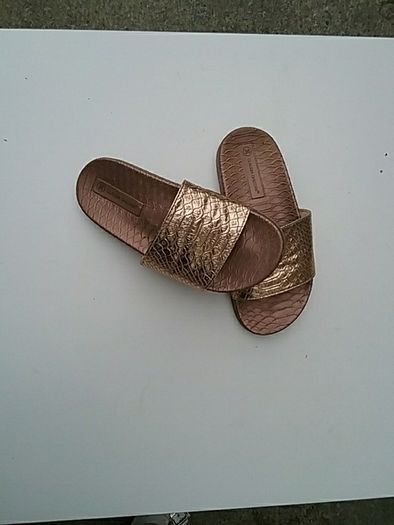 Claudia Gizzani Sliders UK3