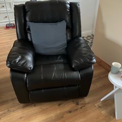 Couch with 2 recliner arm chairs