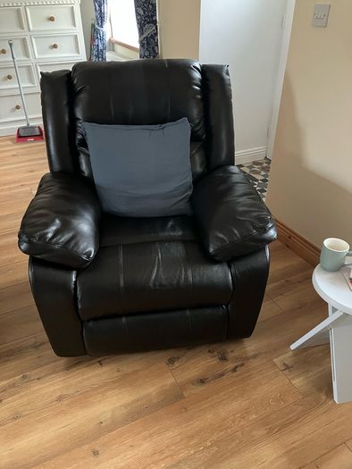 Couch with 2 recliner arm chairs