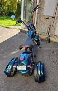 Fully Electric Chopper/Harley looks like a motorbike with matching side boxes