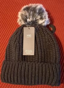 BNWT Ladies Bobble Hat