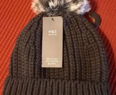 BNWT Ladies Bobble Hat
