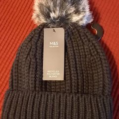 BNWT Ladies Bobble Hat