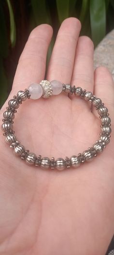 Vintage jewelry is sold individually for 5 to 10 euros