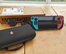Steam Deck OLED 512GB, DBrand Killswitch Case + Cover, official charger + case, screen protector