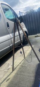 Tripod floor lamp