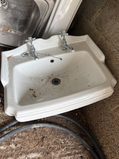 Bathroom/ Kitchen Sink