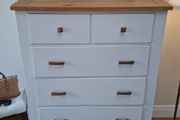 Beautiful 5 Drawer Chest of Drawers with Natural Wood Top
