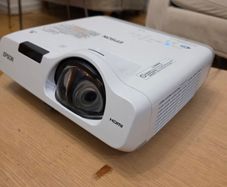 Epson EB-530 XGA HDMI VGA Short Throw 3200 Lumens HD (Lamp Hour: 50)