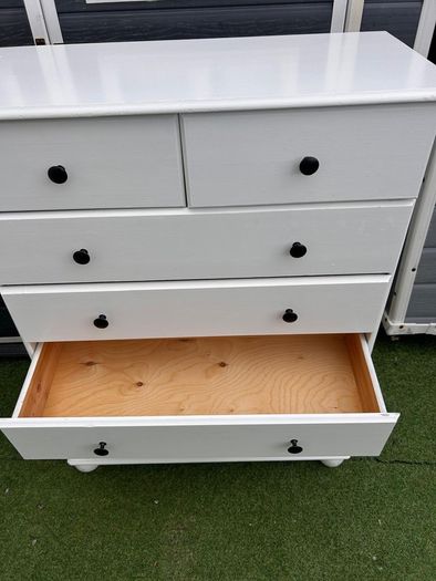 White chest of drawers