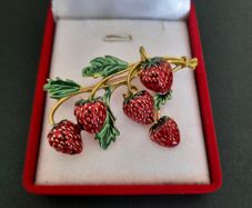 Bunch of Strawberries Brooch Pin Nature Fruit Badge Broach Forrest Fruits Strawberry Berry Botanical Jewellery & Accessories