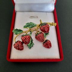 Bunch of Strawberries Brooch Pin Nature Fruit Badge Broach Forrest Fruits Strawberry Berry Botanical Jewellery & Accessories