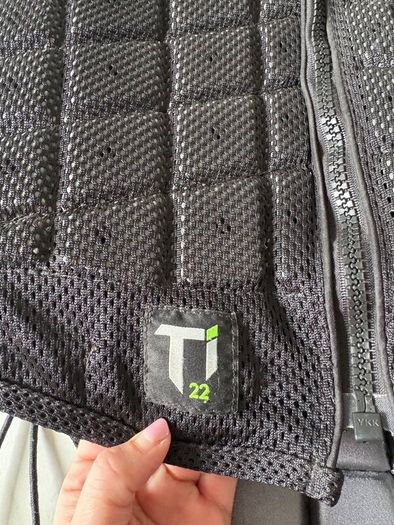 Champion Ti22 - Back protector black XLC (short)