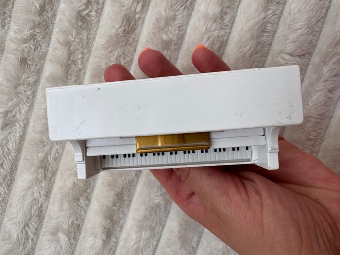 Sylvanian Families Piano Epoch Used Damaged Approx. 7 cm. Used Damaged Please see photos