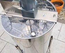 Electric 3 frame honey extractor