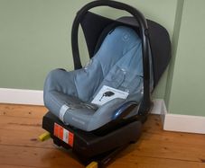 Maxi Cosi Baby Car Seat & ISOFIX Base Bundle