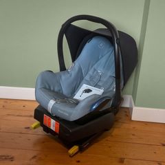 Maxi Cosi Baby Car Seat & ISOFIX Base Bundle
