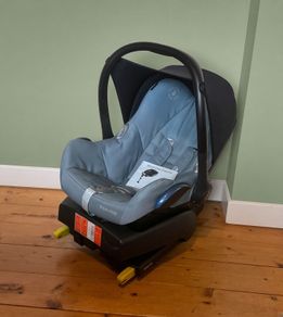Maxi Cosi Baby Car Seat & ISOFIX Base Bundle