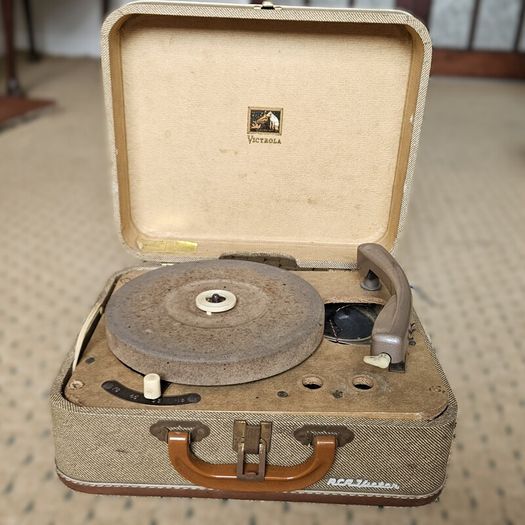 RCA Victor Victrola portable suitcase tube phonograph turntable records 1950s