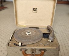 RCA Victor Victrola portable suitcase tube phonograph turntable records 1950s
