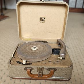 RCA Victor Victrola portable suitcase tube phonograph turntable records 1950s
