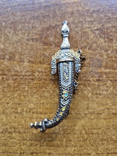 Vintage Sabre Blade Sword Brooch Tie Pin Clip Toledo Damascene Style Goldtone