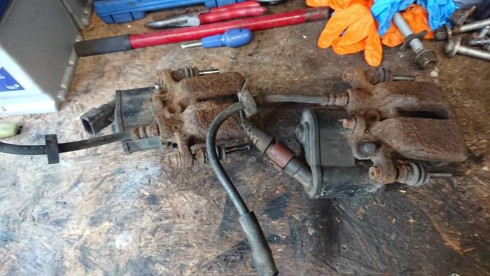 Audi a6 c6 2.0tdi rear brake calipers. Leather interior Winter tyres parts 4 breaking