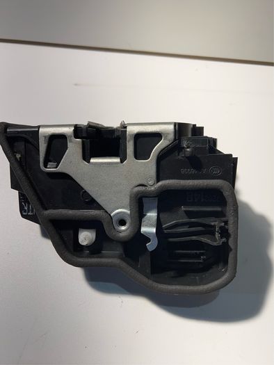BMW 5 series e60 drivers side rear Door Latch Actuator Catch Right Rear 7202148
