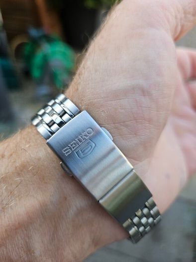 Watch Seiko 5 Automatic.