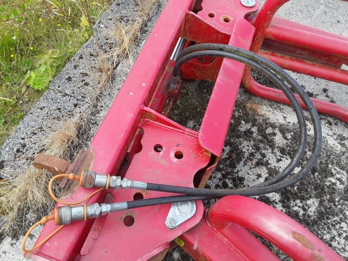Nugent soft hands bale lifter