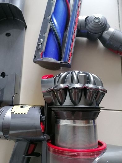 dyson v7 in great condition after full service done with fresh filter and battery life