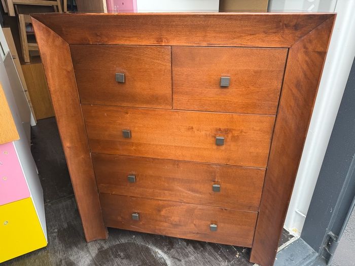 chest of drawers