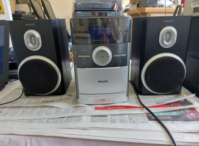 PHILIPS Micro System MC147, Radio, Tape, CD and AUX, all working perfect with 2 Philips Speakers Model No MC146-147 8ohm impedance
