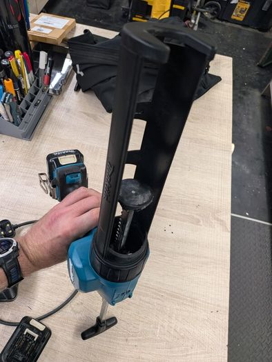 Makita 12v cxt caulk gun