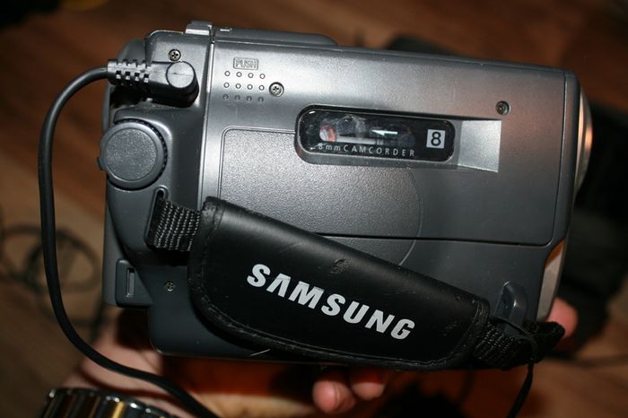 Samsung VP-W60 PAL 8 8mm Video Camera Kit 500x digital zoom (in working order)