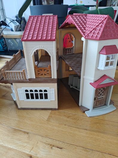 Sylvanian Families Red Roof Country Home  & cosy cottage