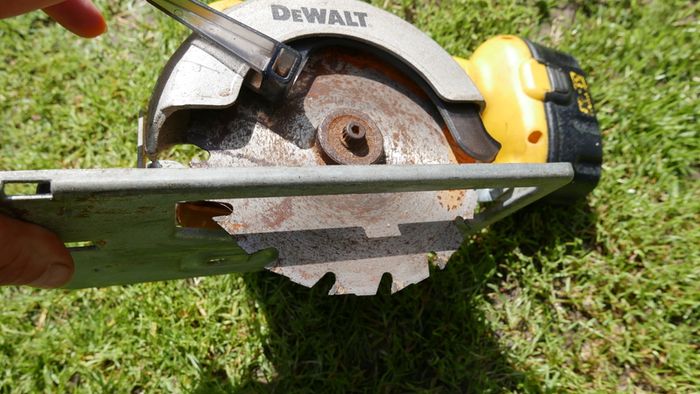 DEWALT DW936 Cordless Trim Saw +charger - works well