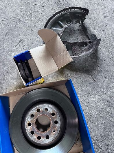 Golf r 2017 brakes discs / pads
