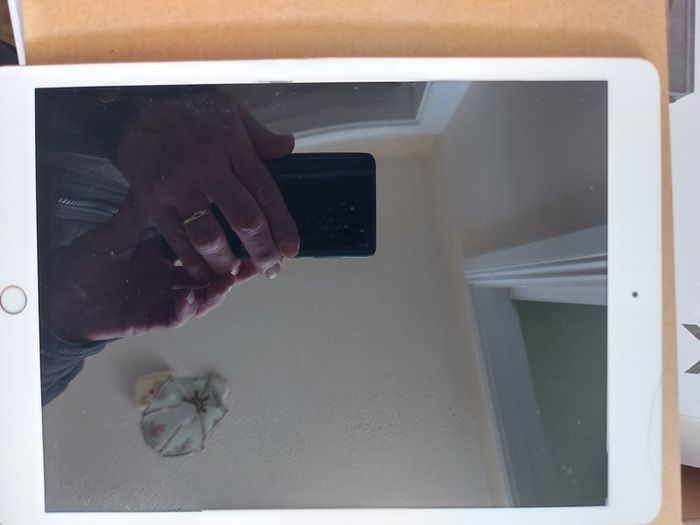 Apple Ipad 8th Generation, Model A2270, 32GB, Gold, 88% Battery Life, Model MYLC2, in excellent cosmetic condition