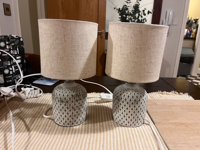 2 small lamps